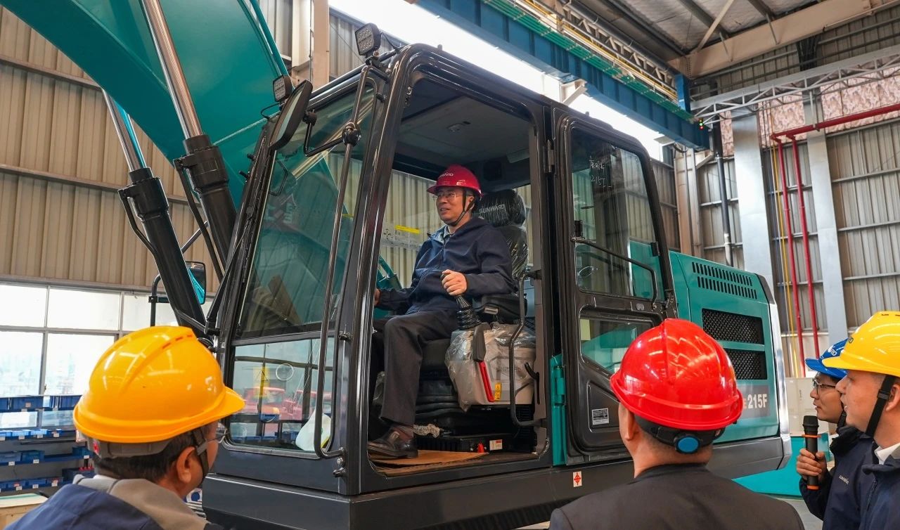 聚焦市场需求,山河智能三款精品工程液压挖掘机成功下线