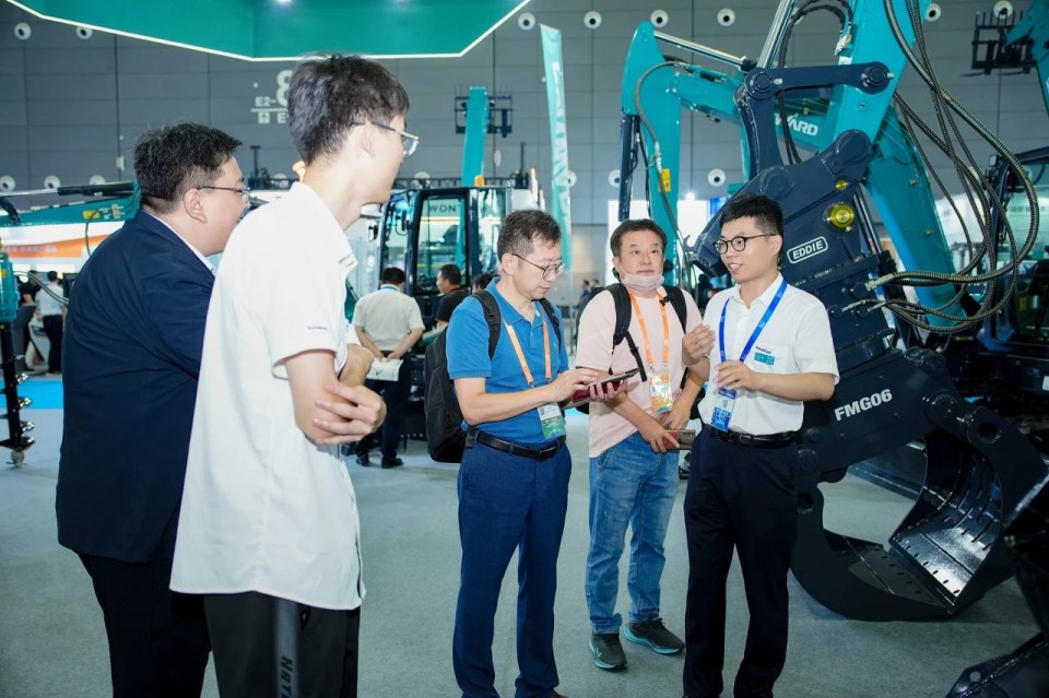 2025 CICEE | 从单一工具迈向多元化解决方案，山河智能呈现非凡挖掘机风采