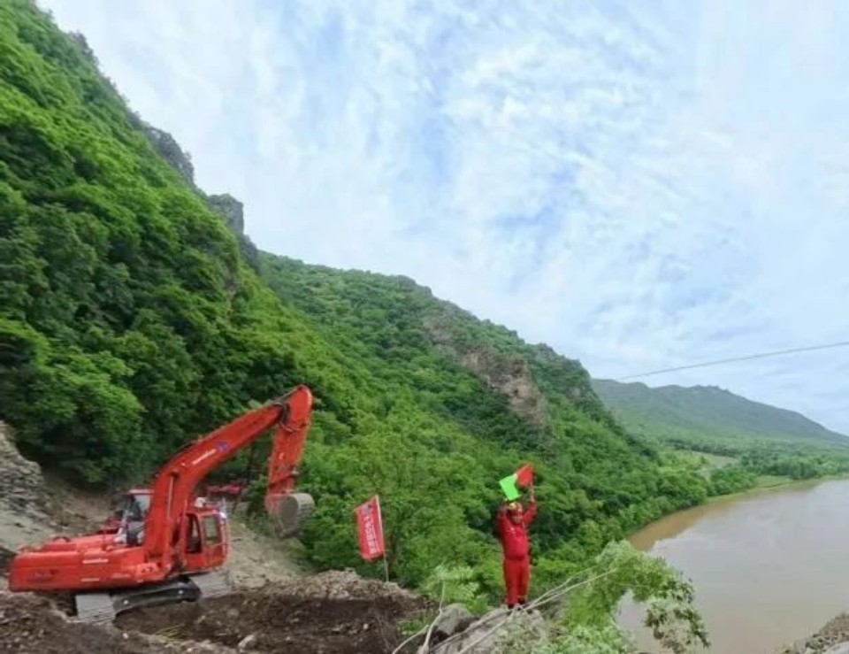 硬核破解“最后一公里”难题,山河智能应急救援设备助力“应急使命·2025”演习!