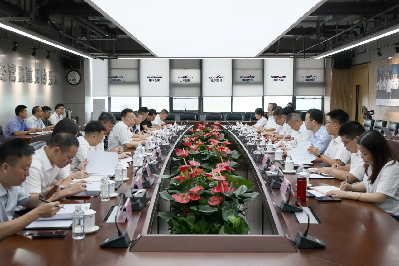 湖南省政协副主席、省工程机械产业链链长何寄华调研山河智能