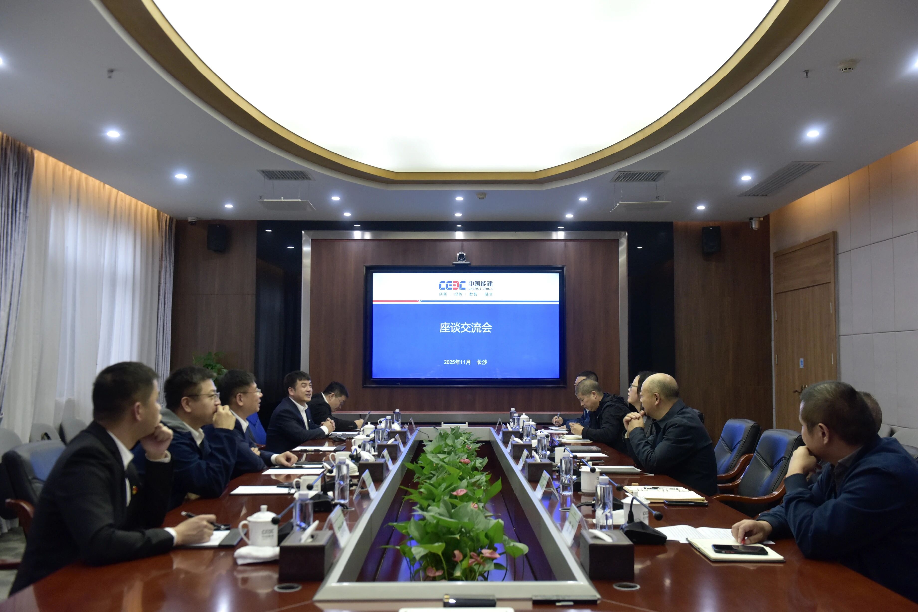 山河智能与易普力开展座谈交流,谱写互利共赢新篇章