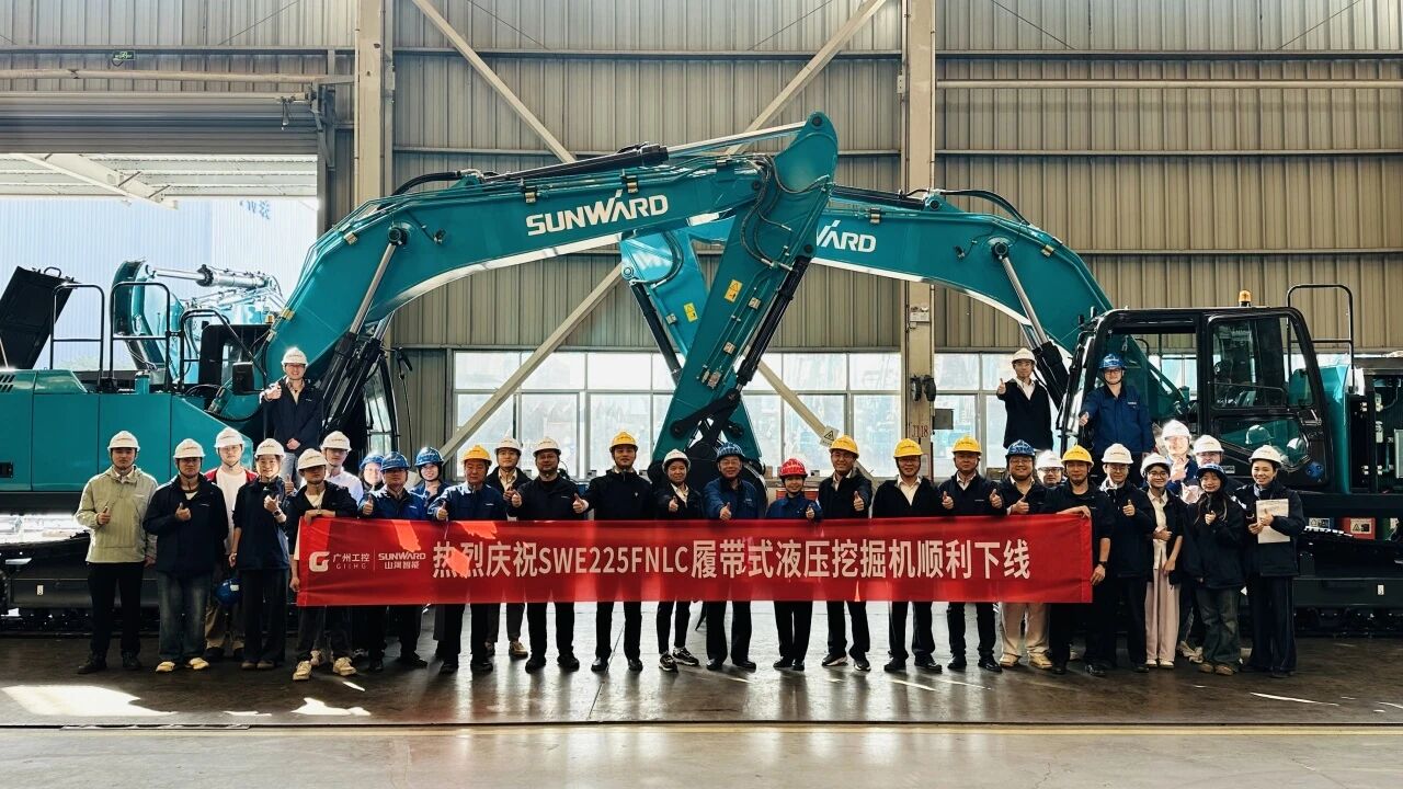 “双子星”闪耀!山河智能两款履带式液压挖掘机成功下线